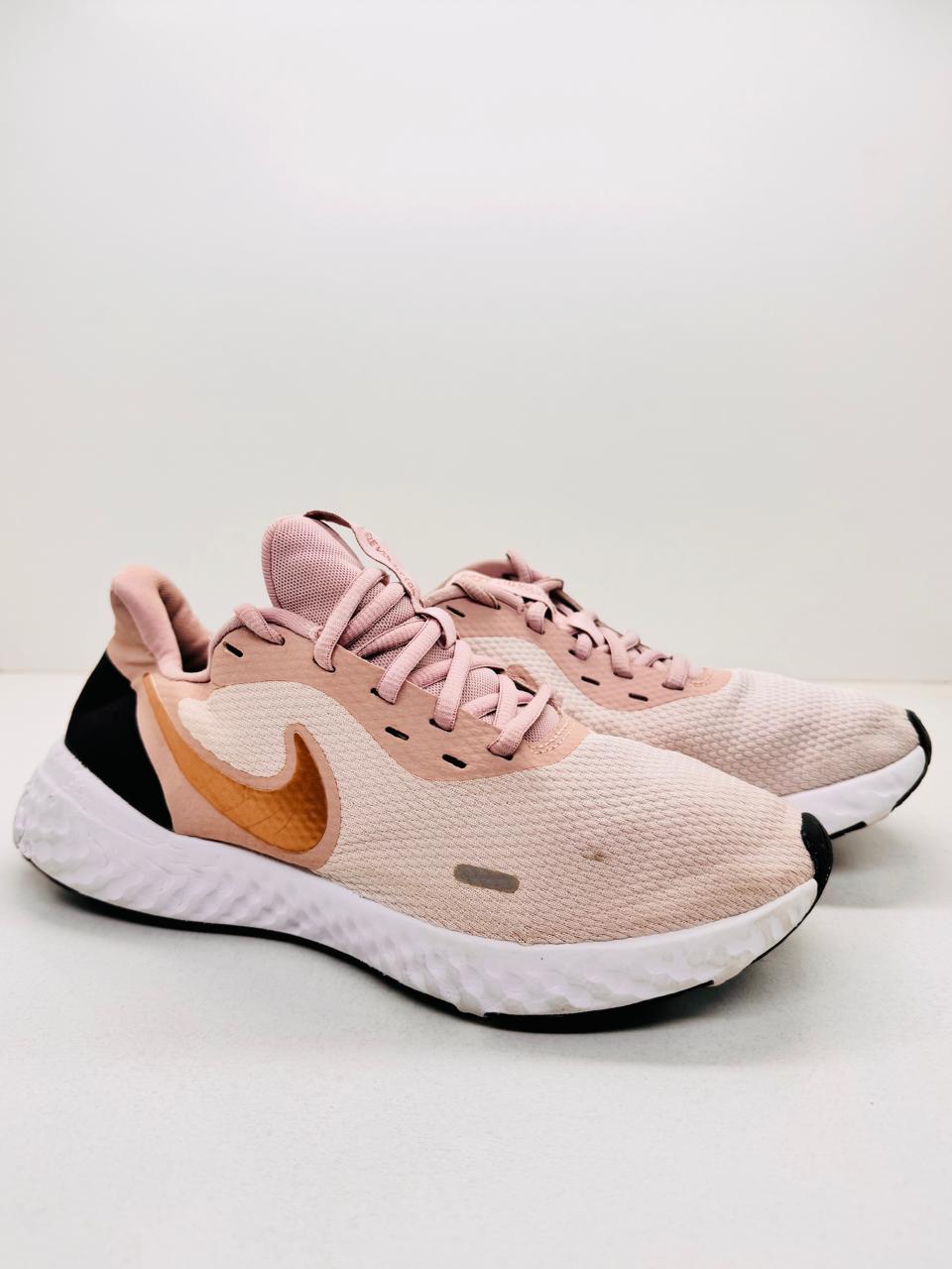 Nike Revolution 5 size (40)