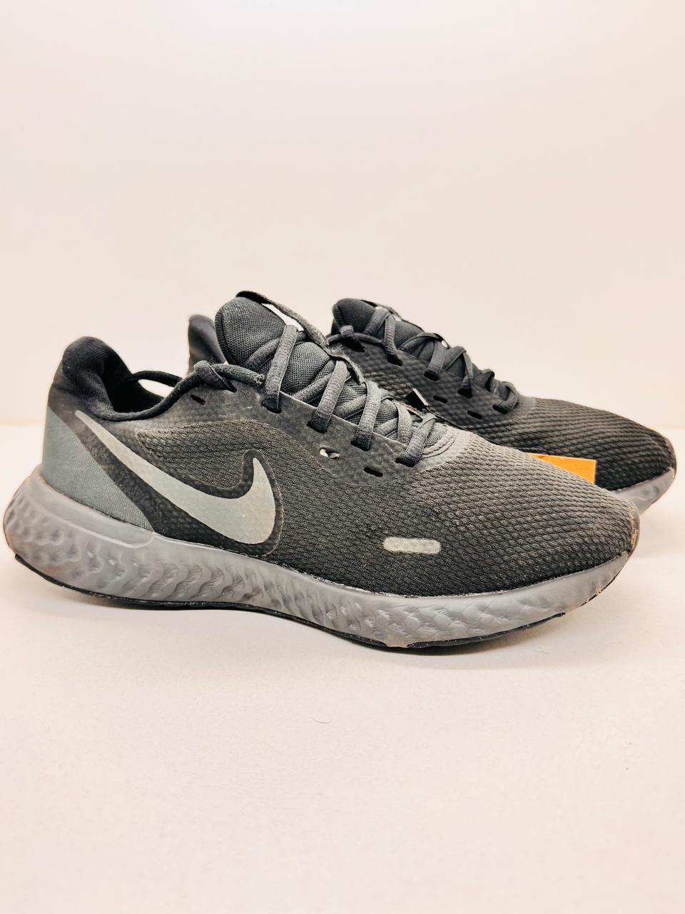 Nike Revolution Size (40)