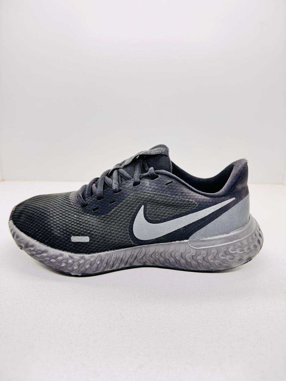 Nike Revolution Size (40)