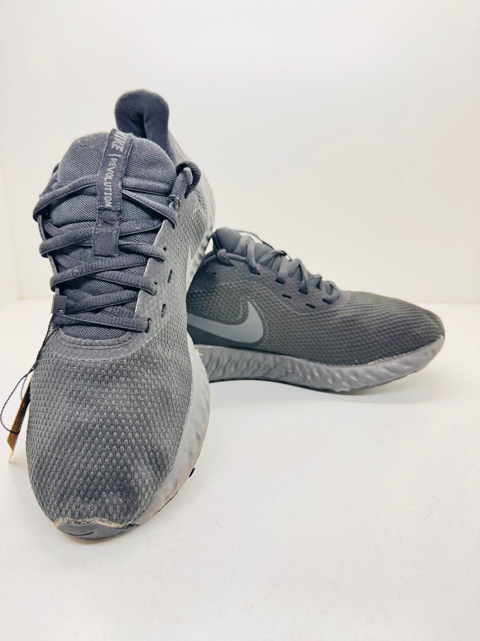Nike Revolution Size (40)