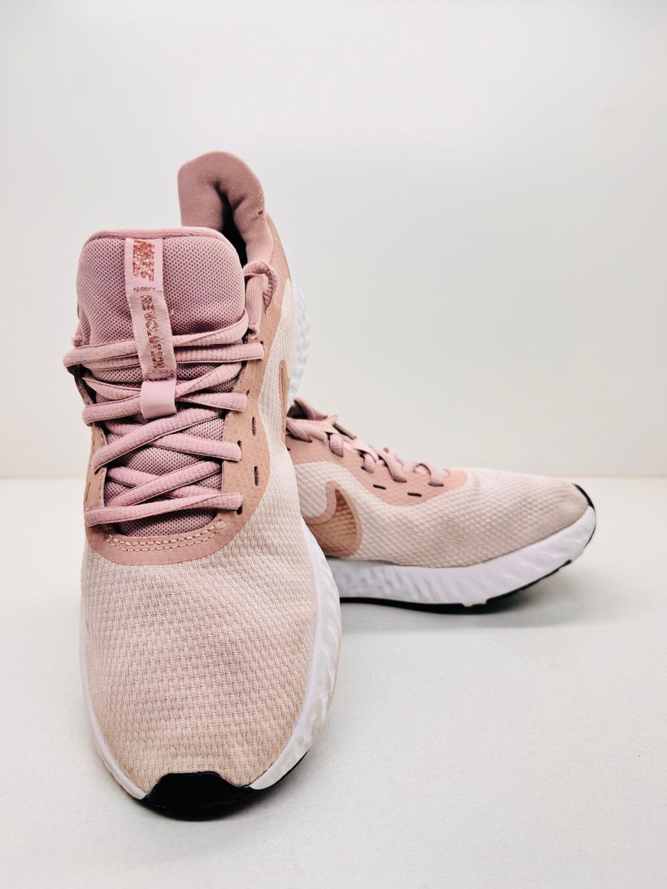 Nike Revolution 5 size (40)