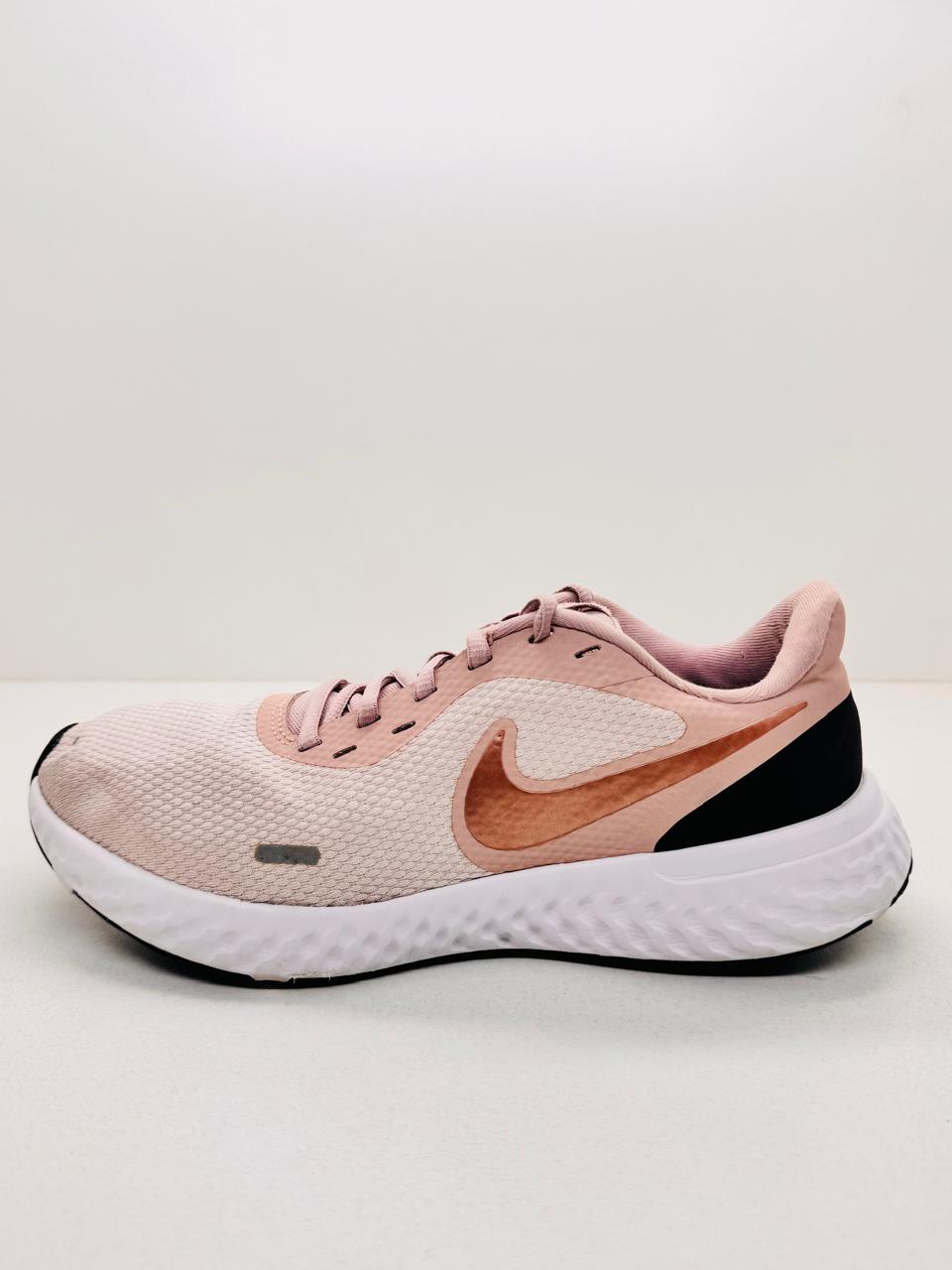 Nike Revolution 5 size (40)